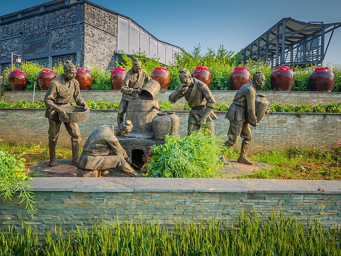 湘窖酒城 - 酿酒工艺雕像群